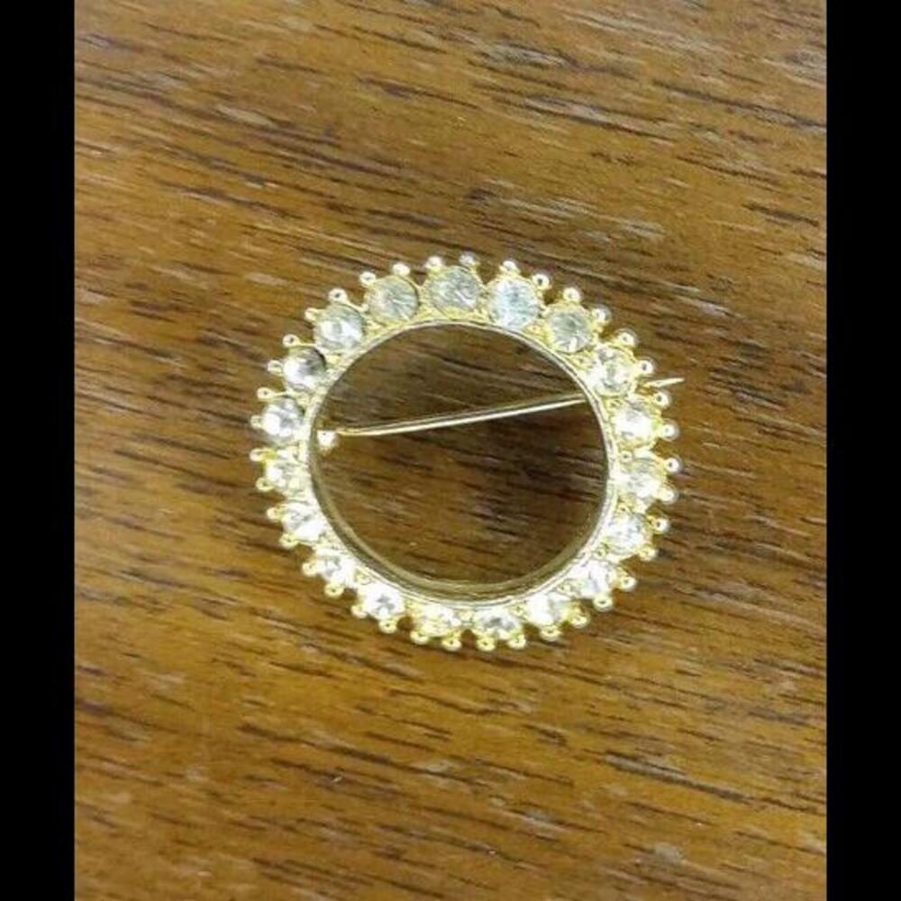 Crystal Circle Hold Tone Vintage Brooch. Approx 1.5 In.